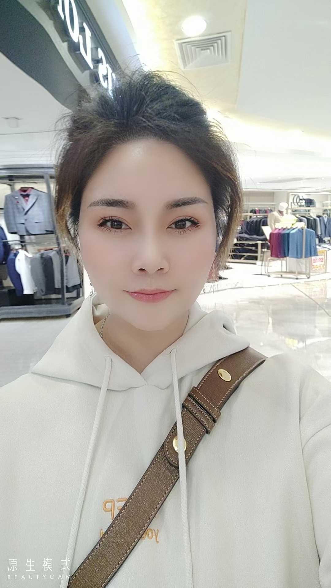 微胖，有肉感。但不腻，很舒服。